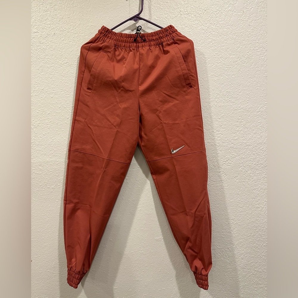Nike spctas color is a brick red. Brand new with tags and size xs. No stains!